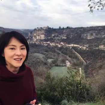 Photo portrait en balade avec vue panoramique sur vallée, transfert touristique haut de gamme