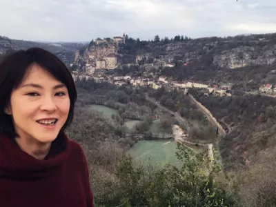 Photo portrait en balade avec vue panoramique sur vallée, transfert touristique haut de gamme