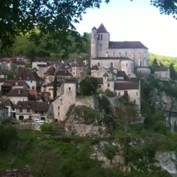 Vue d’un village médiéval avec église perchée, circuit touristique avec chauffeur privé