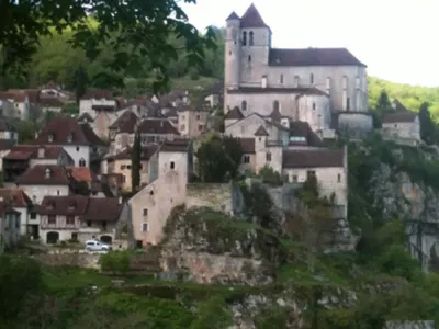 Vue d’un village médiéval avec église perchée, circuit touristique avec chauffeur privé