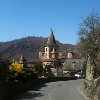 Village historique avec clocher et ruelles, escapade en voiture avec chauffeur