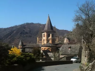Village historique avec clocher et ruelles, escapade en voiture avec chauffeur