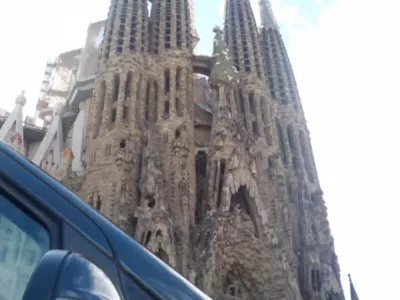 Sagrada Família à Barcelone avec véhicule au premier plan, transfert privé international