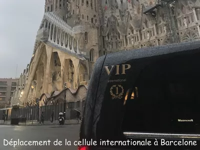 Service de transport VIP devant une cathédrale à Barcelone, véhicule premium