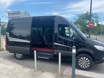 Minibus Mercedes noir portes ouvertes, transport privé premium pour groupes